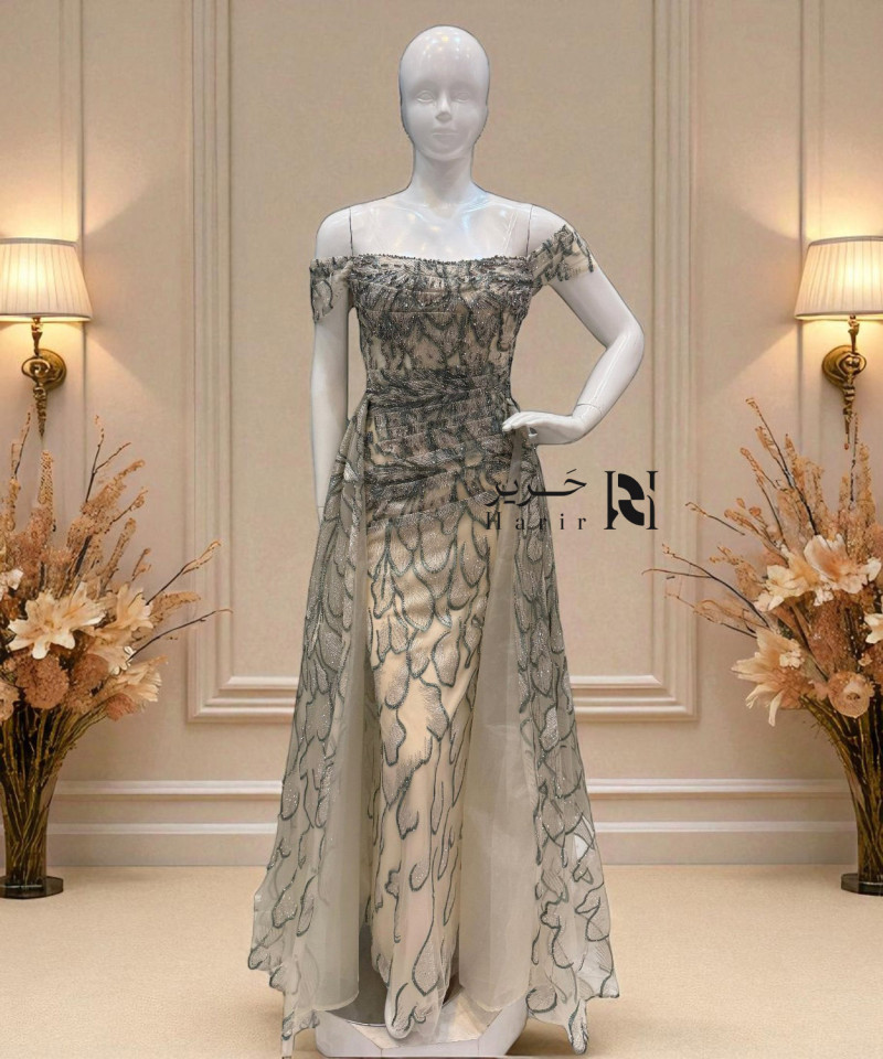 فستان سهرة بلون بيج مزين بتطريز أوراق لامعة وأكمام ساقطة