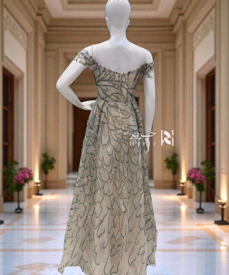 فستان سهرة بلون بيج مزين بتطريز أوراق لامعة وأكمام ساقطة