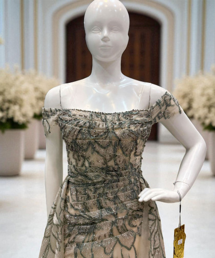 فستان سهرة بلون بيج مزين بتطريز أوراق لامعة وأكمام ساقطة