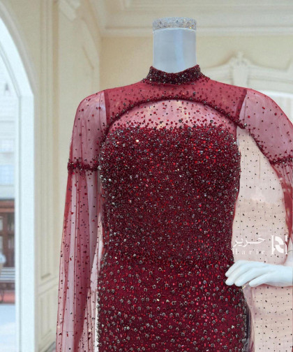 فستان عنابي بترتر لامع مع كاب شفاف فاخر