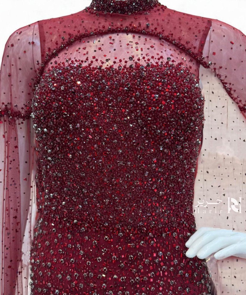 فستان عنابي بترتر لامع مع كاب شفاف فاخر