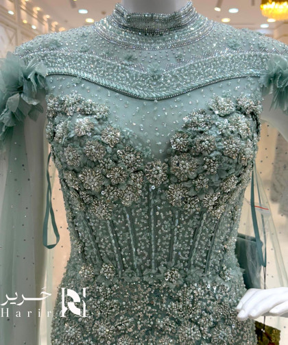 فستان سيلفر أخضر بتطريز ملكي وكاب شفاف فاخر
