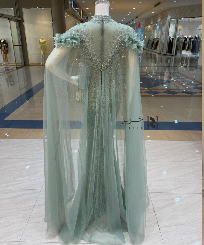 فستان سيلفر أخضر بتطريز ملكي وكاب شفاف فاخر