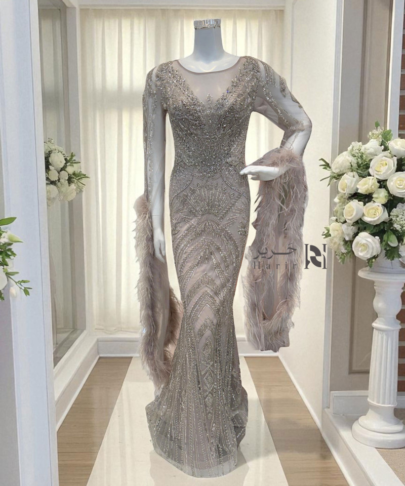 فستان سهرة أنيق بلون رمادي فاتح مائل إلى الأرجواني