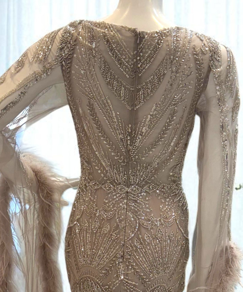 فستان سهرة أنيق بلون رمادي فاتح مائل إلى الأرجواني