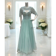 فستان سهرة أخضر فاتح بتطريز كريستالي فاخر وياقة مستديرة