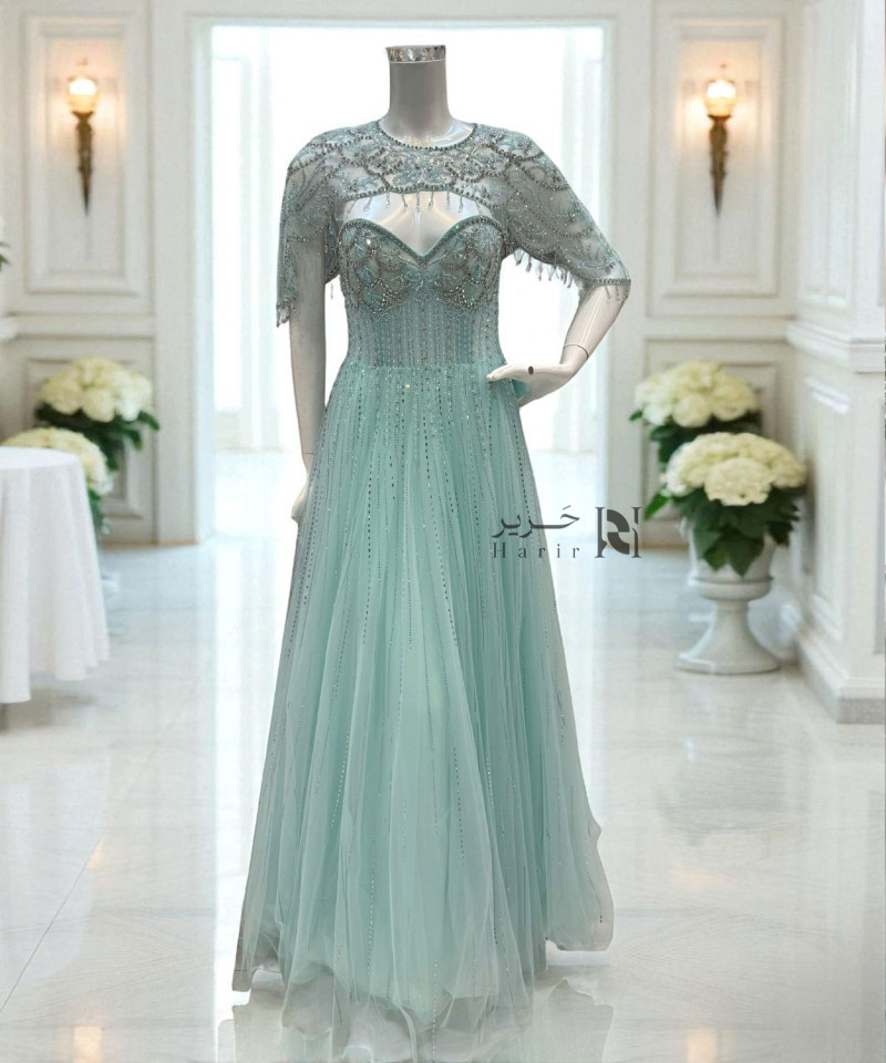فستان سهرة أخضر فاتح بتطريز كريستالي فاخر وياقة مستديرة