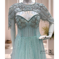 فستان سهرة أخضر فاتح بتطريز كريستالي فاخر وياقة مستديرة