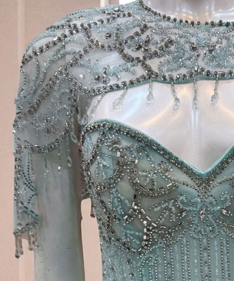 فستان سهرة أخضر فاتح بتطريز كريستالي فاخر وياقة مستديرة