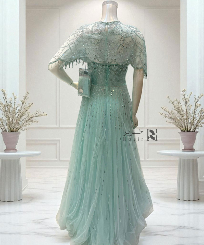 فستان سهرة أخضر فاتح بتطريز كريستالي فاخر وياقة مستديرة