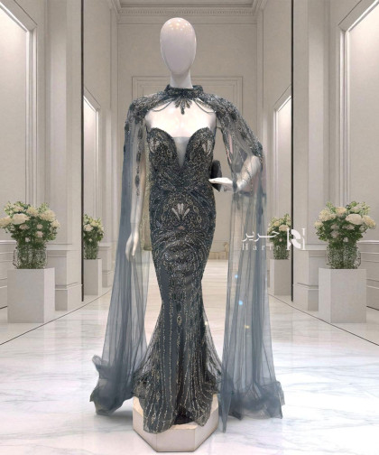 فستان سهرة رمادي مائل للأخضر بكاب فاخر وتطريز كريستالات يدوية