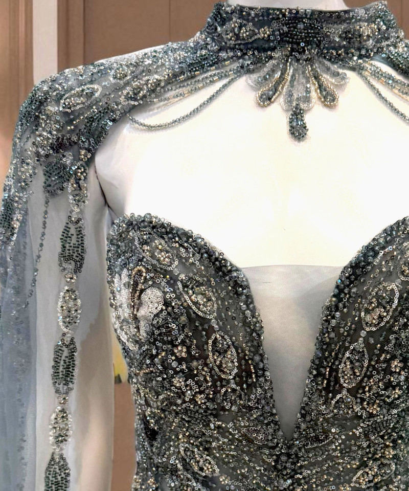 فستان سهرة رمادي مائل للأخضر بكاب فاخر وتطريز كريستالات يدوية