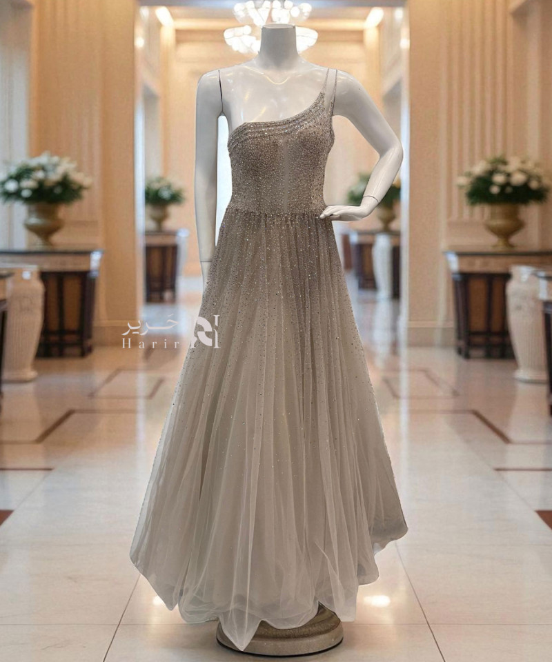 فستان سهرة بيج  بترتر لامع وحمّالات غير متماثلة