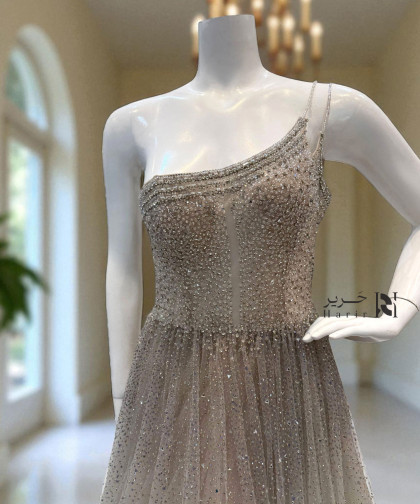 فستان سهرة بيج  بترتر لامع وحمّالات غير متماثلة