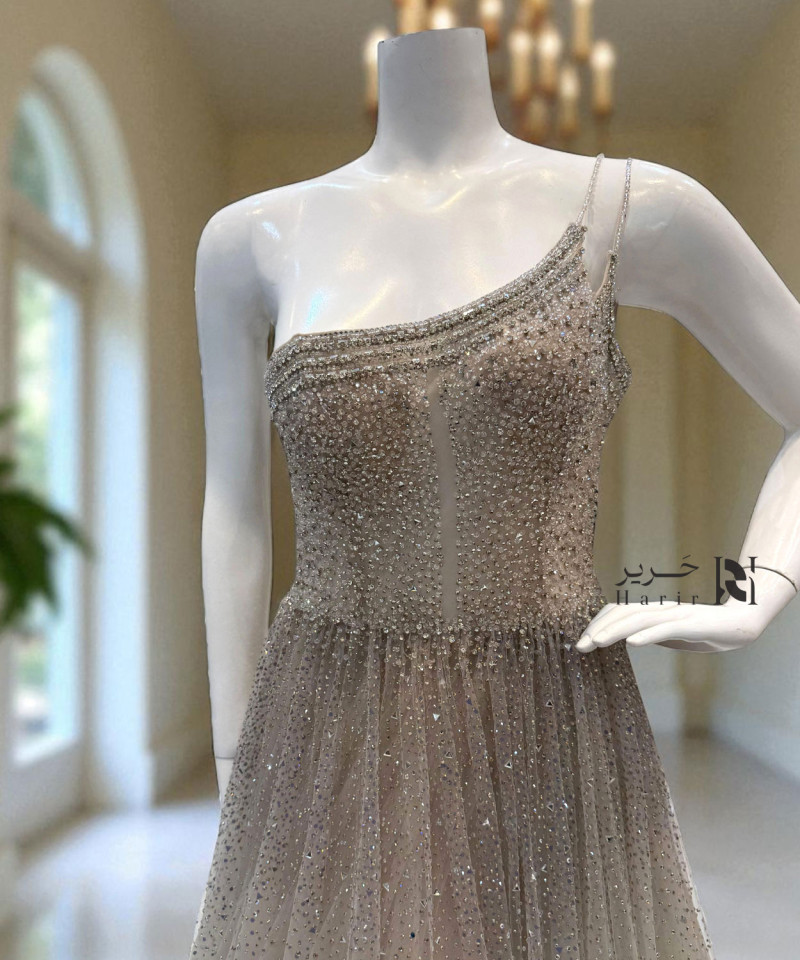 فستان سهرة بيج  بترتر لامع وحمّالات غير متماثلة