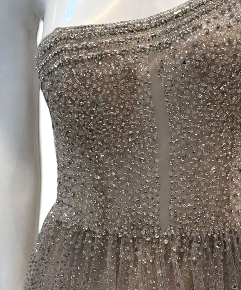 فستان سهرة بيج  بترتر لامع وحمّالات غير متماثلة