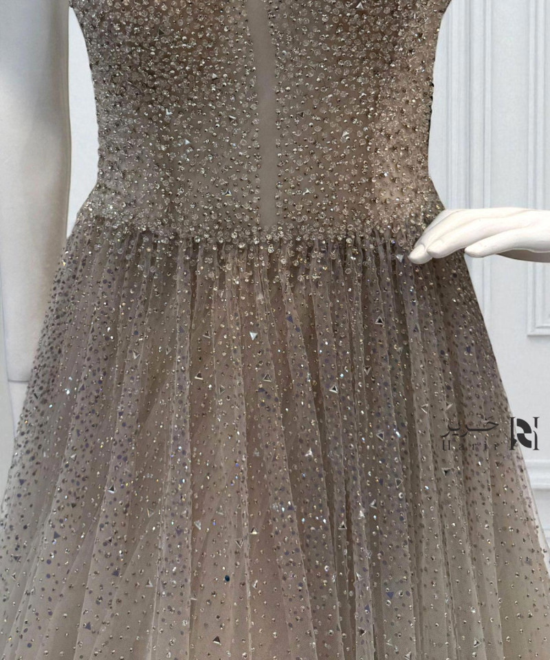 فستان سهرة بيج  بترتر لامع وحمّالات غير متماثلة