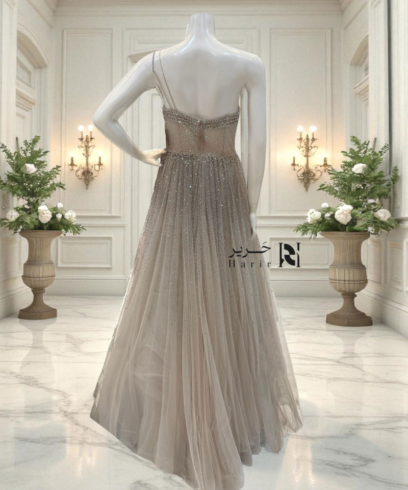 فستان سهرة بيج  بترتر لامع وحمّالات غير متماثلة