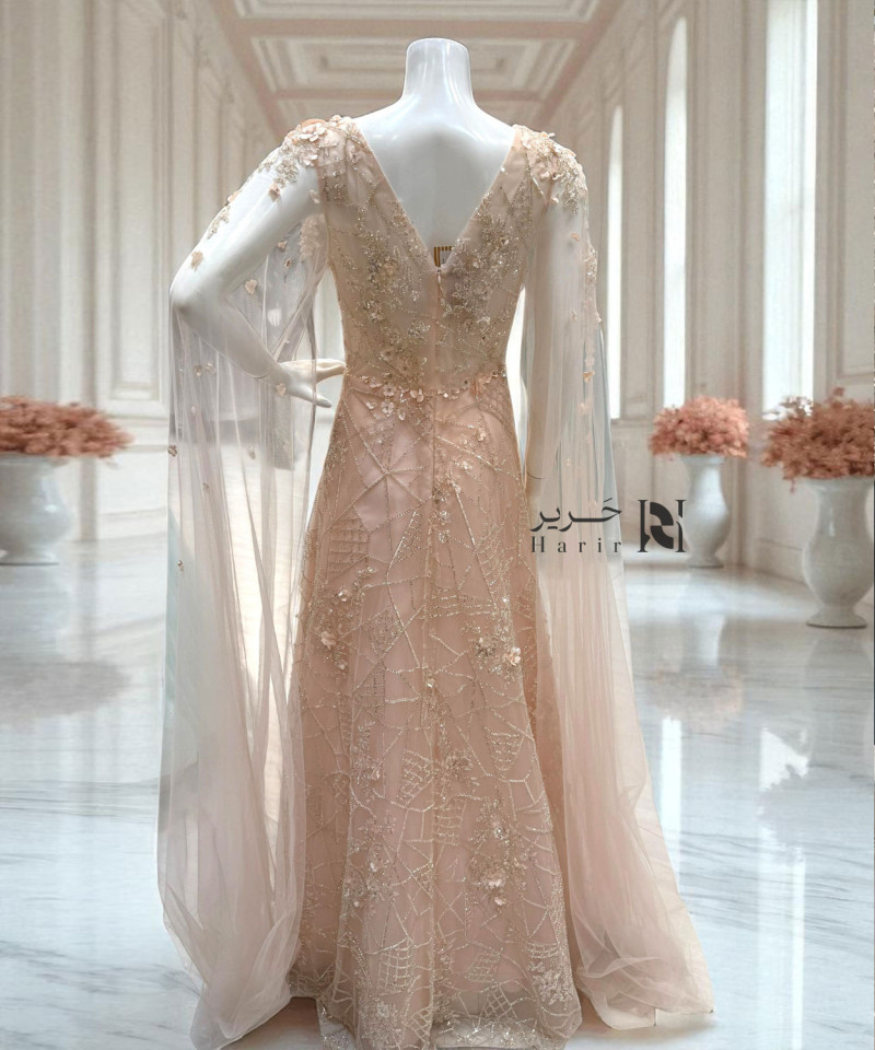 فستان سهرة وردي مطرّز بتفاصيل ثلاثية الأبعاد وكاب شفاف أنيق