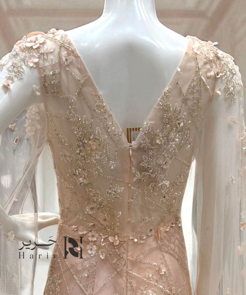 فستان سهرة وردي مطرّز بتفاصيل ثلاثية الأبعاد وكاب شفاف أنيق