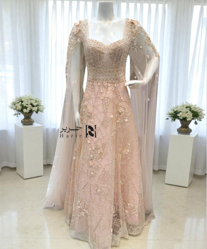 فستان سهرة وردي مطرّز بتفاصيل ثلاثية الأبعاد وكاب شفاف أنيق