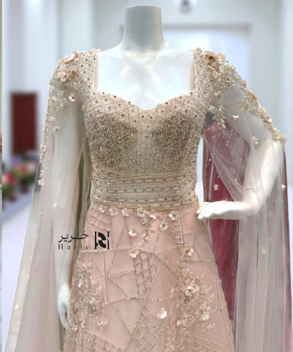 فستان سهرة وردي مطرّز بتفاصيل ثلاثية الأبعاد وكاب شفاف أنيق