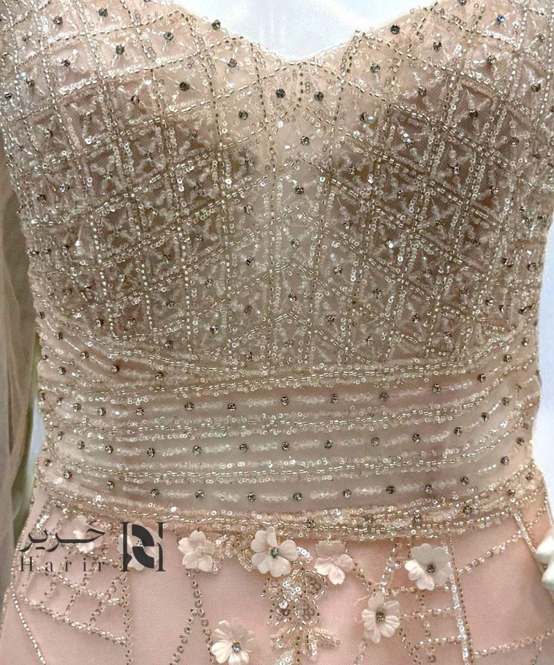 فستان سهرة وردي مطرّز بتفاصيل ثلاثية الأبعاد وكاب شفاف أنيق