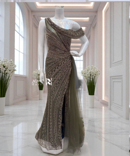 فستان سهرة زيتوني مطرّز بكتف ساقط وتفاصيل لامعة