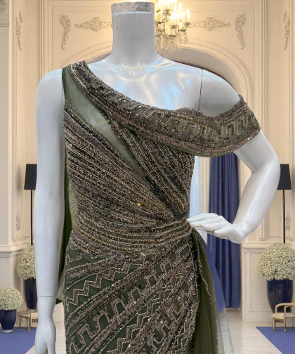 فستان سهرة زيتوني مطرّز بكتف ساقط وتفاصيل لامعة