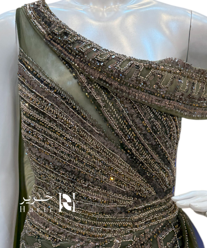فستان سهرة زيتوني مطرّز بكتف ساقط وتفاصيل لامعة