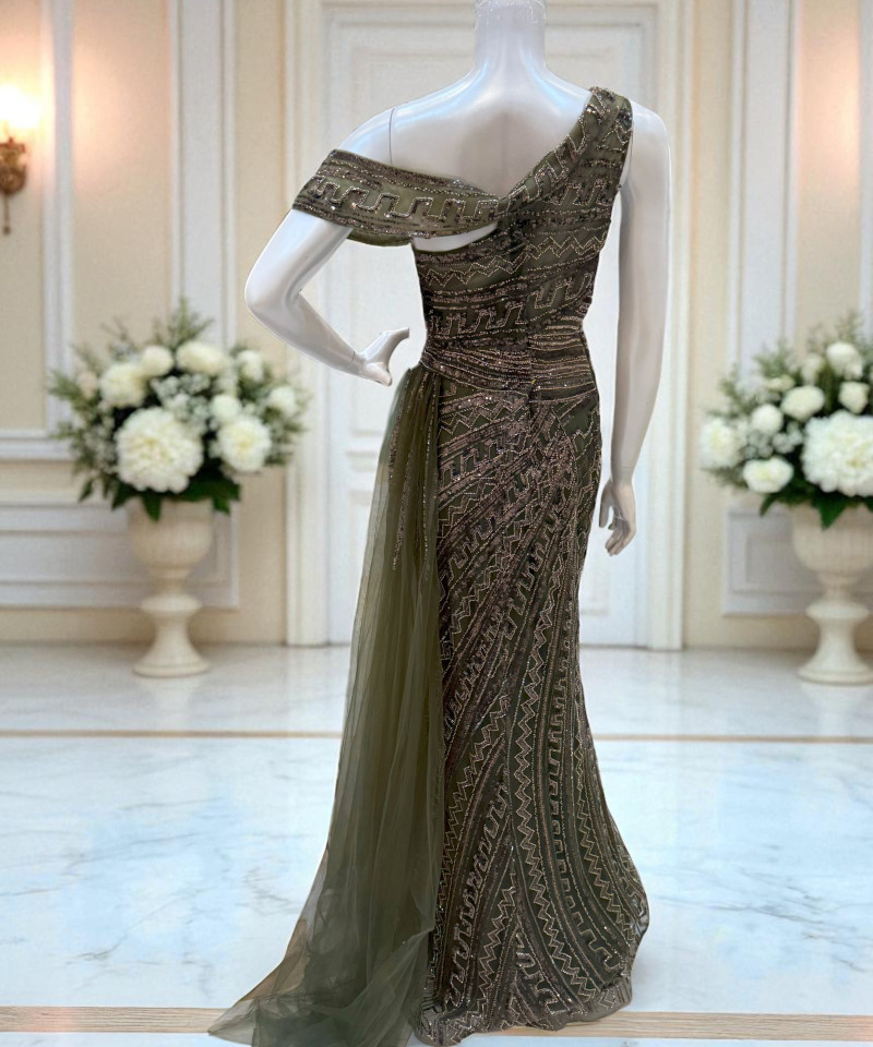 فستان سهرة زيتوني مطرّز بكتف ساقط وتفاصيل لامعة