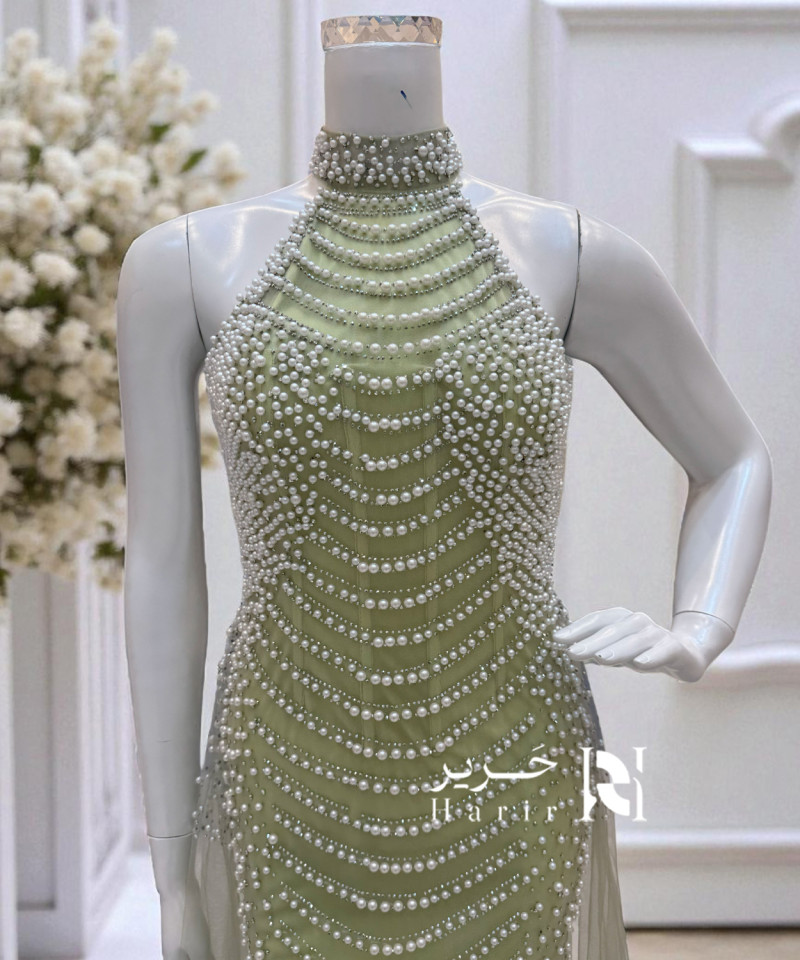 فستان سهرة ليموني مزين بلؤلؤ أبيض بتصميم ياقة مرتفعة
