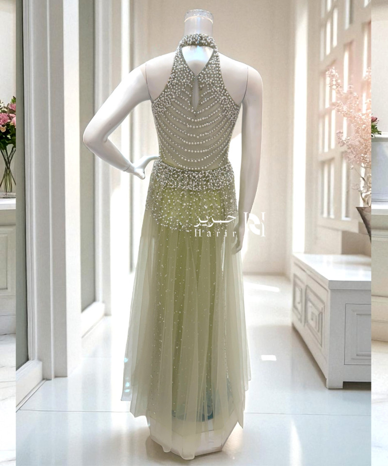 فستان سهرة ليموني مزين بلؤلؤ أبيض بتصميم ياقة مرتفعة