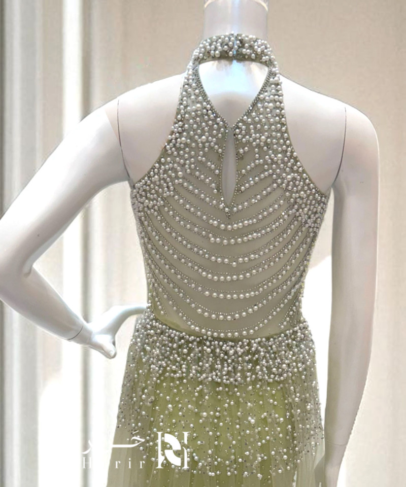 فستان سهرة ليموني مزين بلؤلؤ أبيض بتصميم ياقة مرتفعة