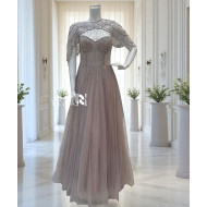 فستان سهرة بنفسجي ناعم مطرّز بكريستالات لامعة وكاب تول فاخر