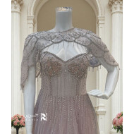 فستان سهرة بنفسجي ناعم مطرّز بكريستالات لامعة وكاب تول فاخر