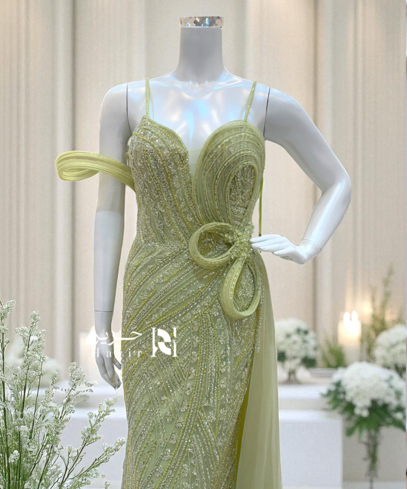 فستان سهرة أخضر فاتح مزين بالترتر مع وردة جانبية