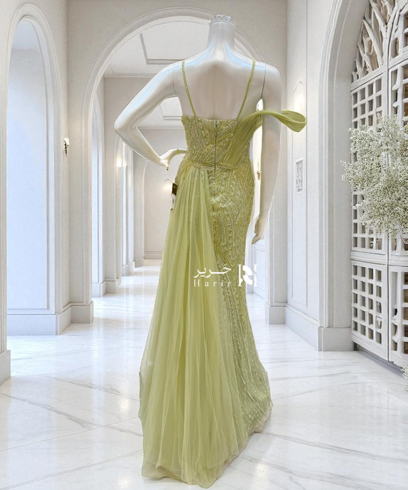 فستان سهرة أخضر فاتح مزين بالترتر مع وردة جانبية