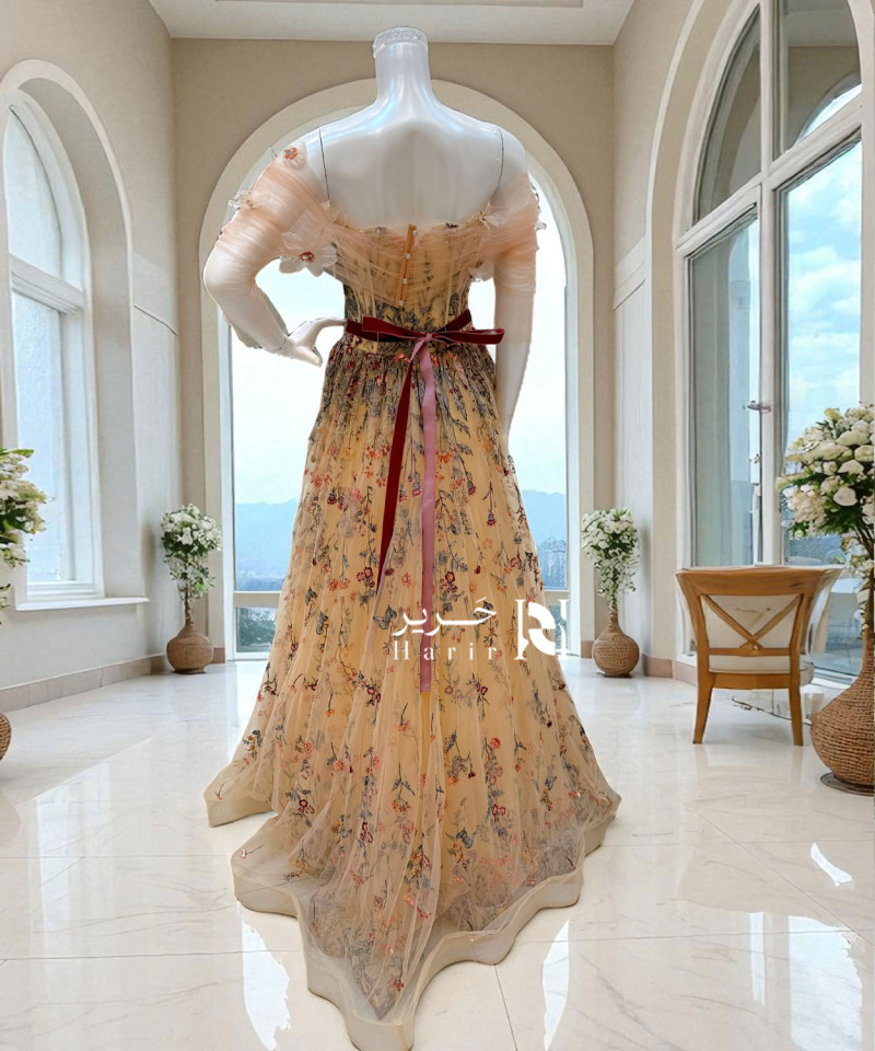 فستان سهرة تول مطرّز بأزهار ملونة وحزام مخملي