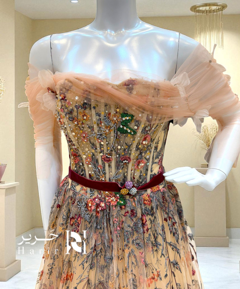 فستان سهرة تول مطرّز بأزهار ملونة وحزام مخملي