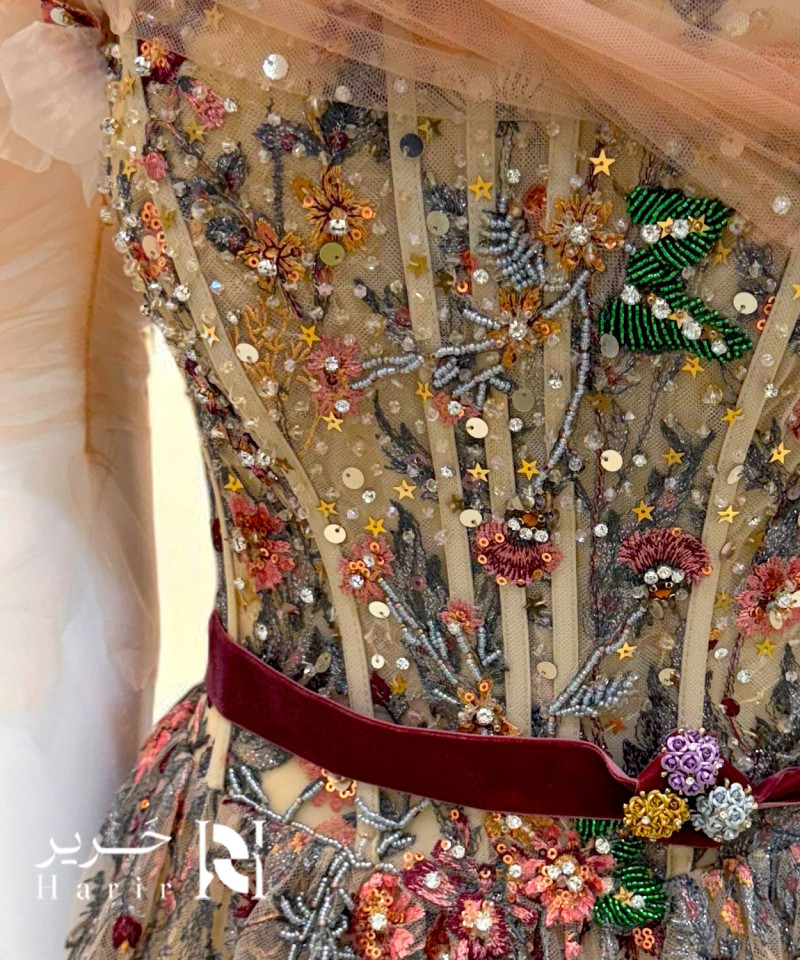 فستان سهرة تول مطرّز بأزهار ملونة وحزام مخملي