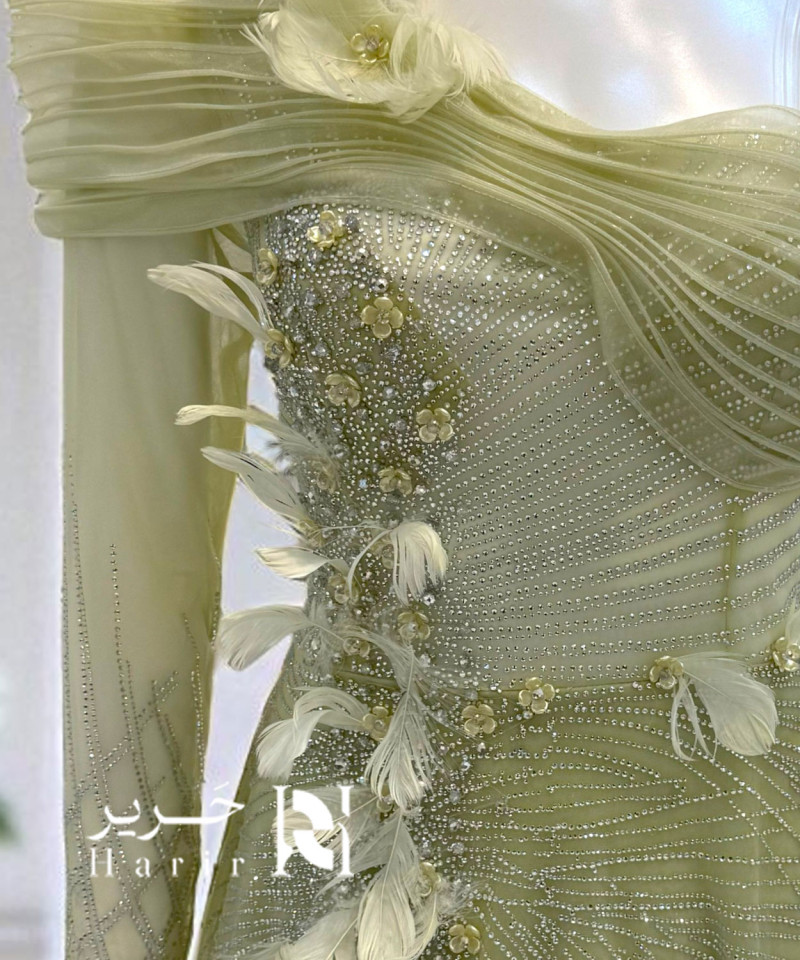 فستان سهرة ليموني بتطريز لامع وزهور ثلاثية الأبعاد