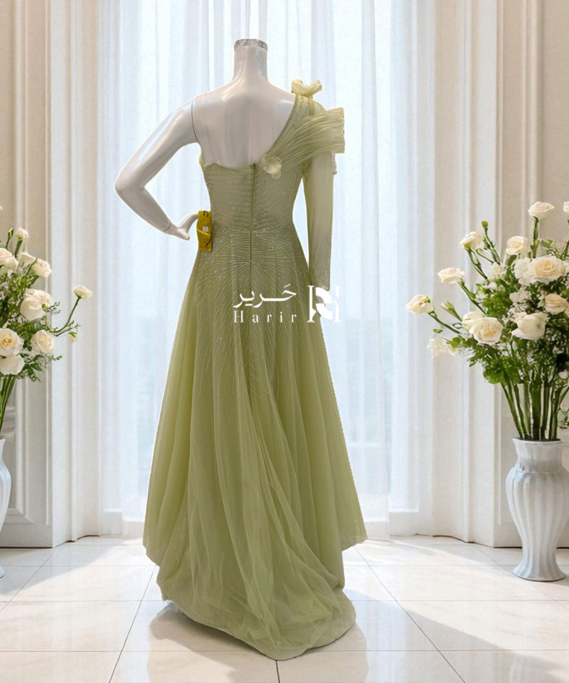 فستان سهرة ليموني بتطريز لامع وزهور ثلاثية الأبعاد