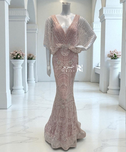 فستان سهرة وردي فاتح مطرز بتطريز لامع وقصة أنيقة