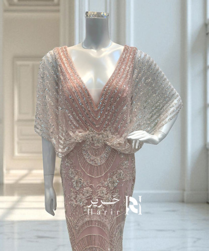 فستان سهرة وردي فاتح مطرز بتطريز لامع وقصة أنيقة