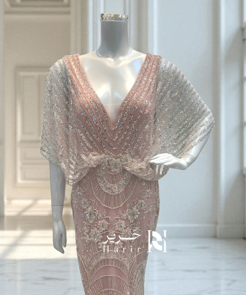 فستان سهرة وردي فاتح مطرز بتطريز لامع وقصة أنيقة