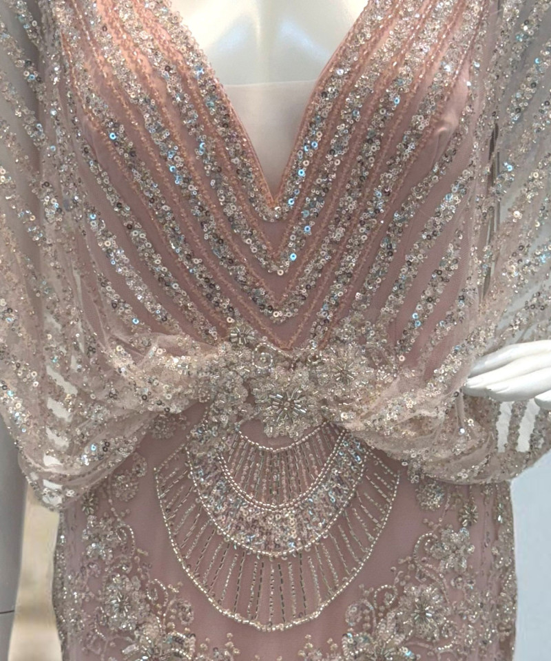 فستان سهرة وردي فاتح مطرز بتطريز لامع وقصة أنيقة