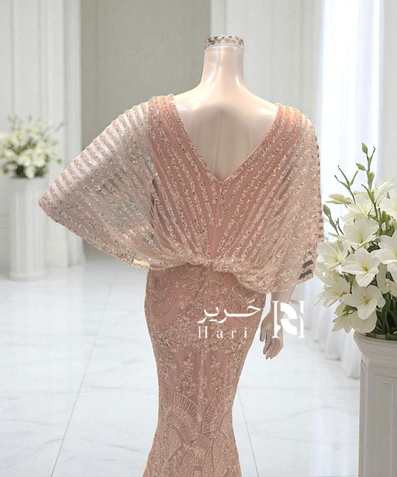 فستان سهرة وردي فاتح مطرز بتطريز لامع وقصة أنيقة