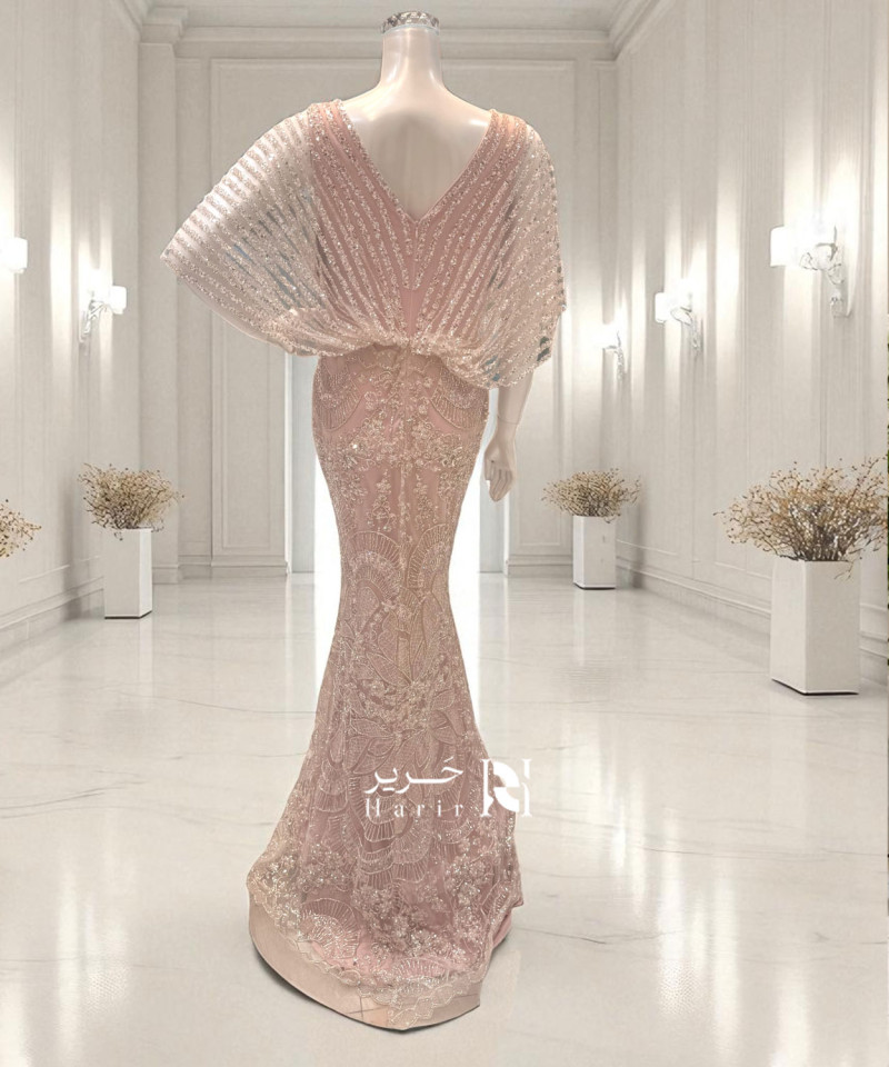 فستان سهرة وردي فاتح مطرز بتطريز لامع وقصة أنيقة
