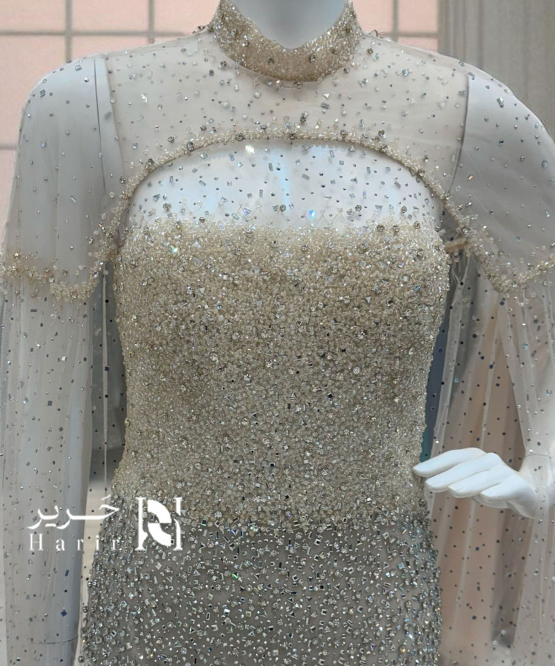 فستان سهرة بيج مطرّز بكاب لامع فخم